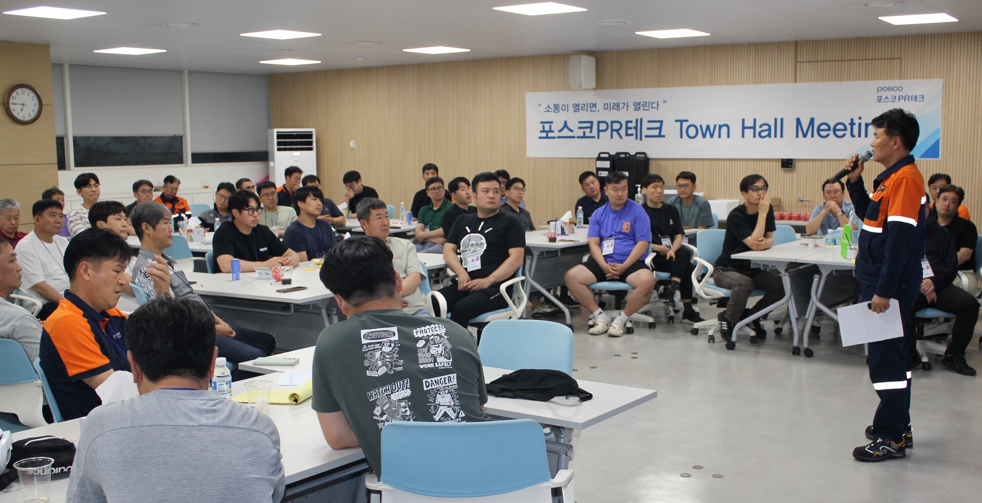 ▲ 포스코PR테크 이찬기 사장이 파트장, 주임들에게 회사의 미래 방향에 대해 설명하고 있다.